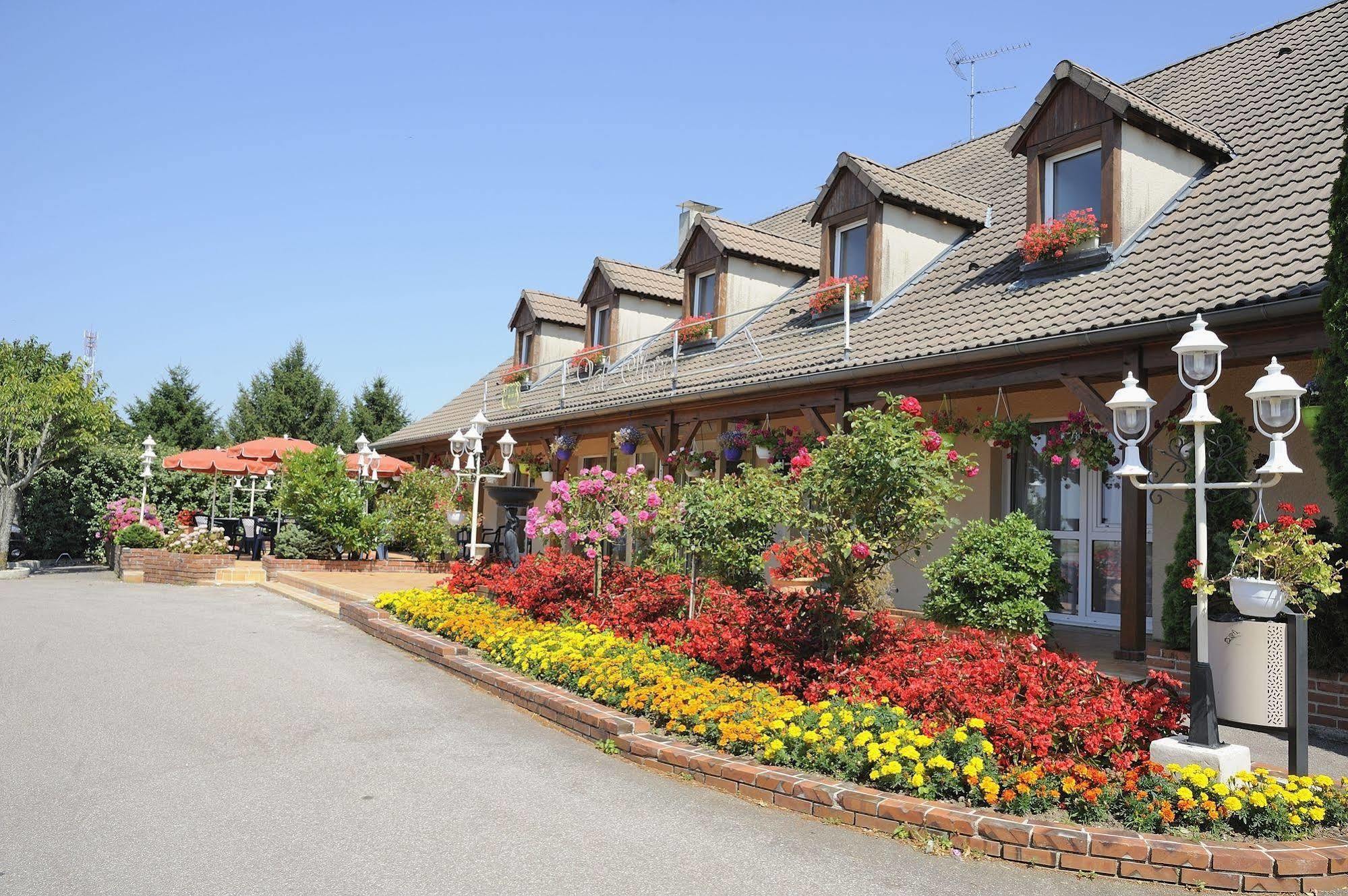Hotel Le Val Moret Magnant Экстерьер фото